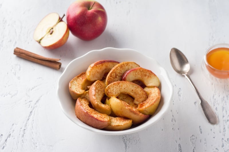 Baked apple slices
